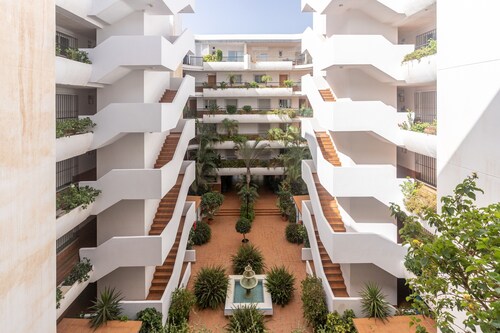 Appartement de vacances Guadalmina Alta avec vue sur les montagnes, piscine partagée et Wi-Fi.