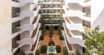 Appartement de vacances Guadalmina Alta avec vue sur les montagnes, piscine partagée et Wi-Fi.