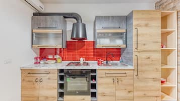 Kühlschrank, Mikrowelle, Ofen, Herdplatte