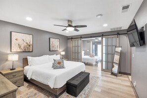 4 camere, una scrivania, ferro/asse da stiro, culla da viaggio