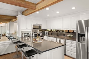 Condo, 2 habitaciones | Cocina privada | Cafetera y tetera, refrigerador, horno y tostadora 