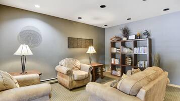 Studio | Living room | TV, fireplace