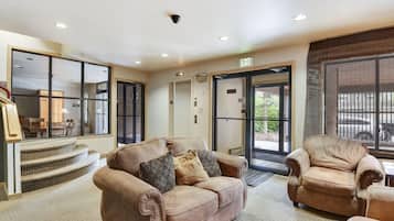 Estúdio | Sala de estar | TV, lareira