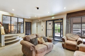 Living room - Cedar Lodge 221 Condo by Redawning (Frisco)