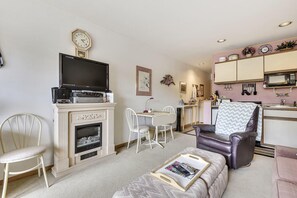 Studio | Living room | TV, fireplace - Cedar Lodge 221 Condo by Redawning (Frisco)
