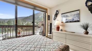 Studio | Desk, iron/ironing board, free WiFi