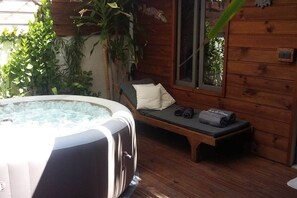 Outdoor spa tub - Yuca-Spa  Studio de charme & spa-jacuzzi (Saint Paul)