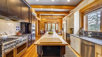 House, 6 Bedrooms | Private kitchen | Fridge, oven, coffee/tea maker, toaster