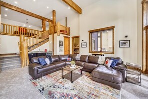 House, 6 Bedrooms | Living area