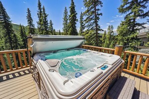 House, 6 Bedrooms | Outdoor spa tub