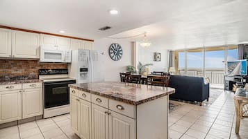 Condo, 2 quartos | Cozinha privada | Geladeira, fogão, cafeteira/chaleira, torradeira