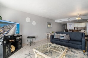 Condo, 2 habitaciones | Área de sala de estar | Televisión 