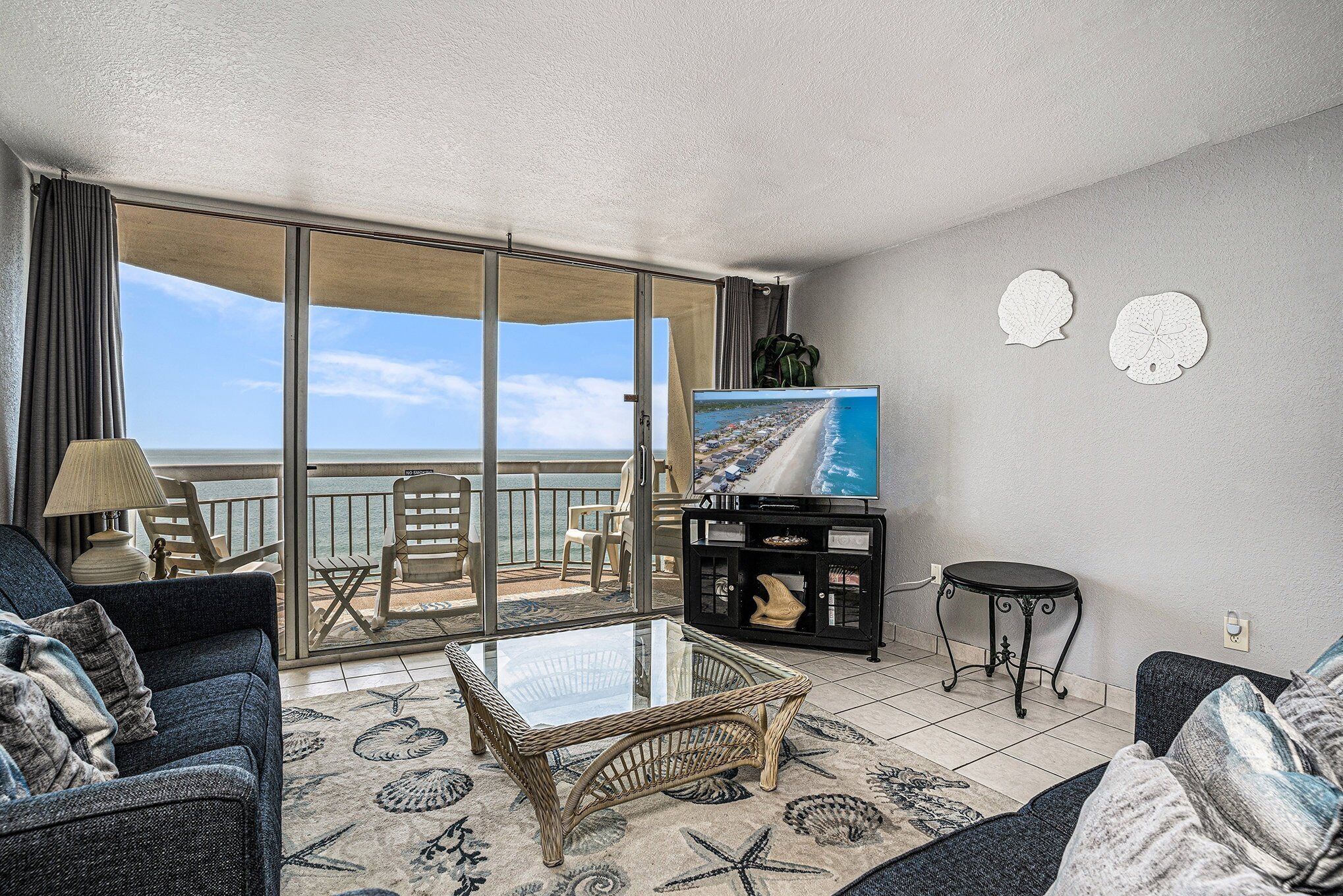 Condo, 2 quartos | Área de estar | TV