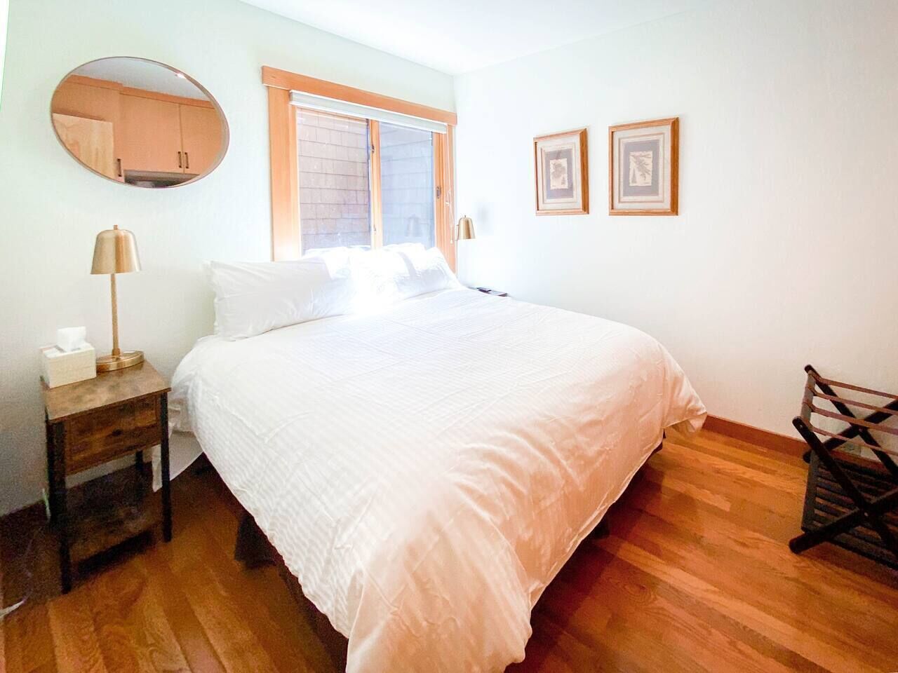 2 habitaciones, escritorio y tabla de planchar con plancha 