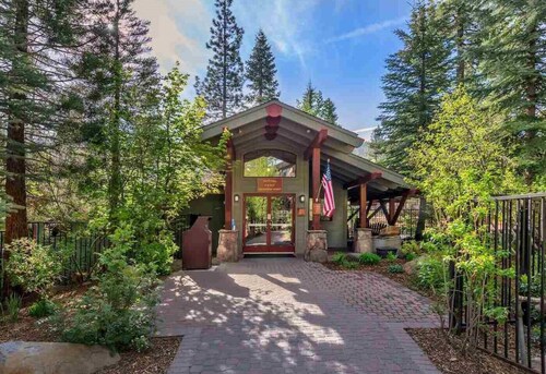 Northstar Ski-In/Ski-Out Renovated 2BR, Lake Tahoe - Walk to Village