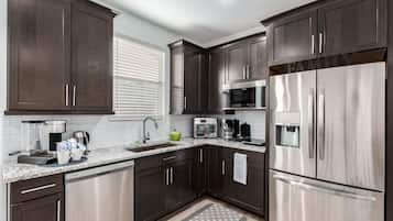 House, 1 Bedroom | Private kitchen | Fridge, microwave, oven, coffee/tea maker