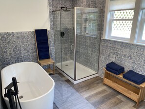 Combined shower/bathtub, hair dryer, towels, soap - Big Blue spectacular mountain view - great hiking trails (Saugerties)