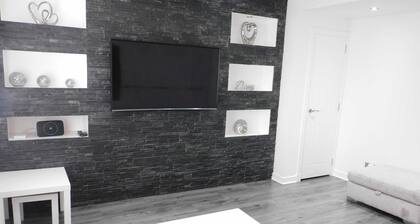 Beautiful 3 bedroom home with large garden.  35 mins to Glasgow & Edinburgh.