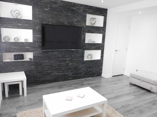 Beautiful 3 bedroom home with large garden.  35 mins to Glasgow & Edinburgh.