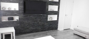 Beautiful 3 bedroom home with large garden.  35 mins to Glasgow & Edinburgh.