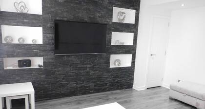 Beautiful 3 bedroom home with large garden. 35 mins to Glasgow & Edinburgh.