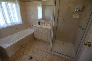 Hair dryer, towels, soap, shampoo - Wagga Showground Villas (Turvey Park)