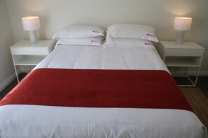 3 ห้องนอน, เครื่องนอนระดับพรีเมียม, เตียงพร้อมฟูกเสริมที่นอน