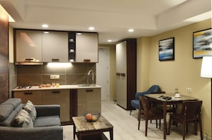 Großer Kühlschrank, Mikrowelle, Kochgeschirr/Geschirr/Besteck