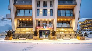 Vista frontal de la propiedad por la tarde o noche