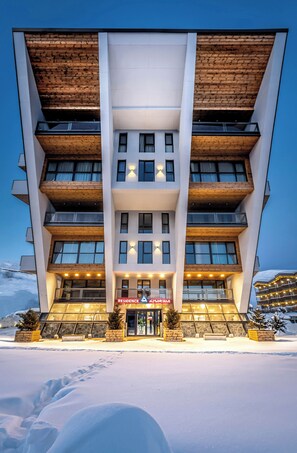 Front of property - evening/night - Residence Gudauri Hills (Kazbegi)