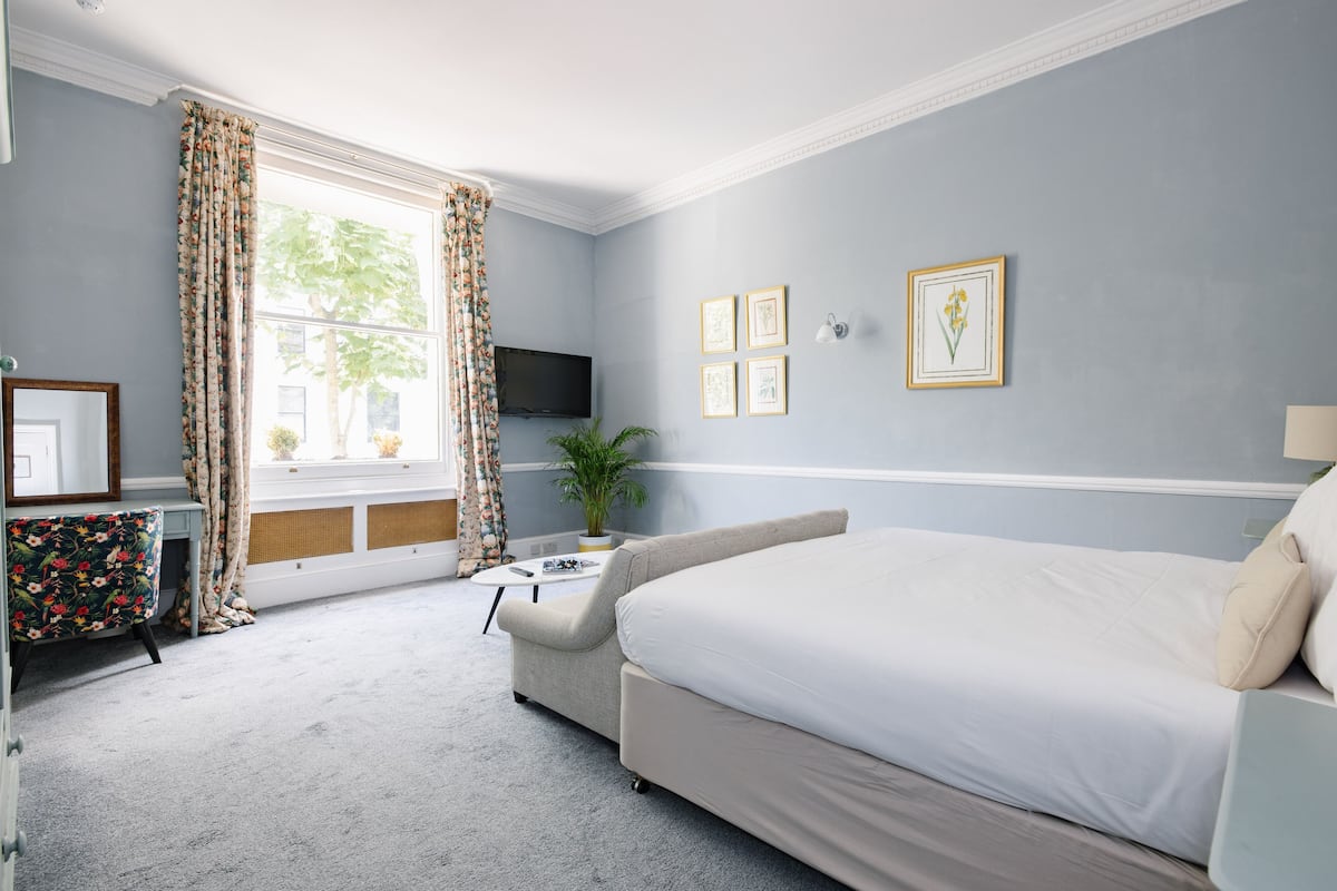 Hypo-allergenic bedding, in-room safe, desk, laptop workspace