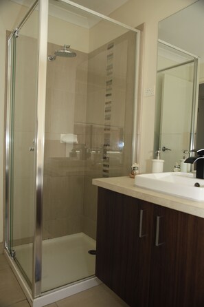 Combined shower/bathtub, hair dryer, towels, toilet paper - Family Fun - 25 min from CBD (Truganina)