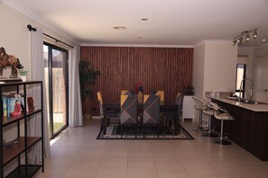 Dining - Family Fun - 25 min from CBD (Truganina)