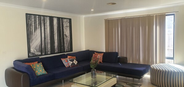 TV - Family Fun - 25 min from CBD (Truganina)