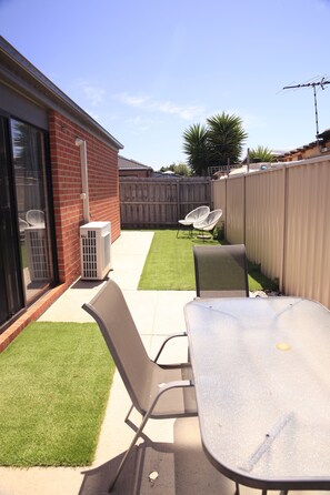 Outdoor dining - Family Fun - 25 min from CBD (Truganina)