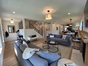 Una Smart TV, una chimenea, una mesa de tenis de mesa, libros