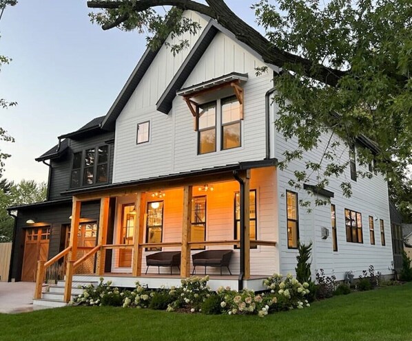 Exterior - New luxury home steps to downtown w/yr round heated pool (New Buffalo)