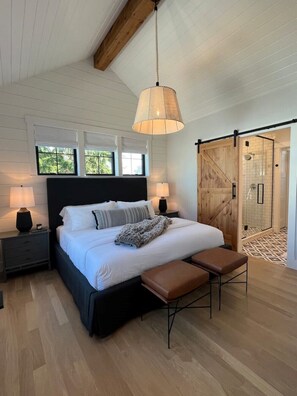 6 bedrooms, iron/ironing board, travel crib, free WiFi - New luxury home steps to downtown w/yr round heated pool (New Buffalo)