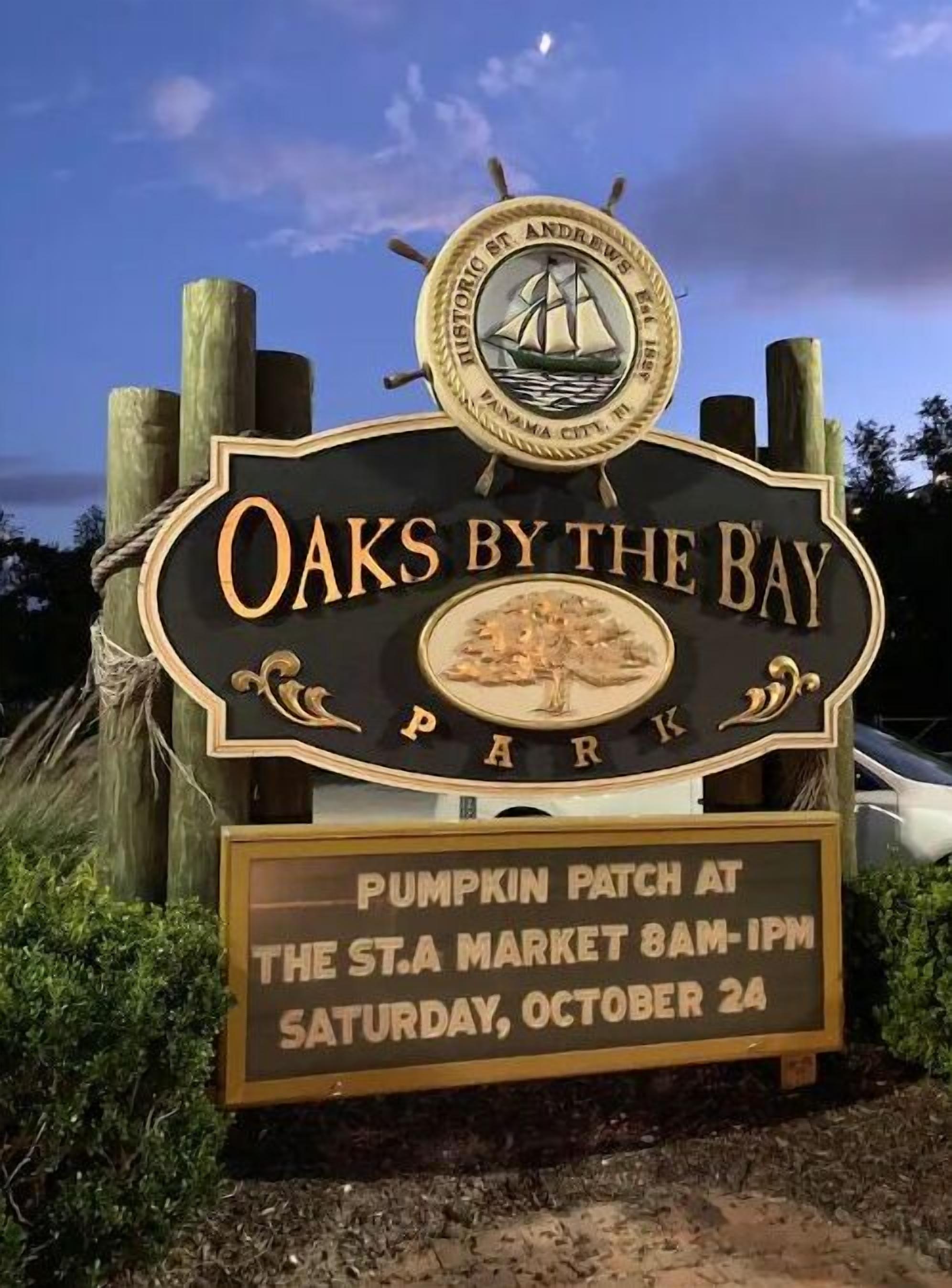Schild für Oaks by the Bay Park, das ein Kürbisfeld am St. A Market am 24. Oktober bewirbt.