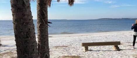 Solstolar och strandhanddukar