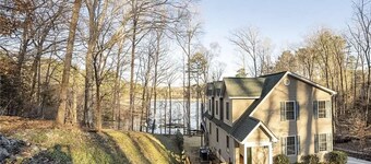 NEW!Lakefront retreat with huge dock, private cove. Perfect for Clemson Football