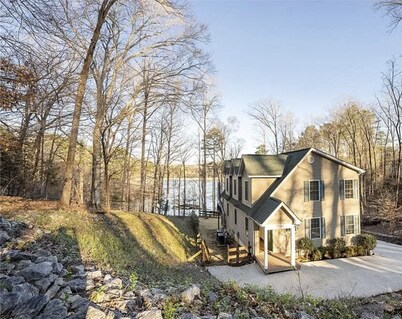 NEW!Lakefront retreat with huge dock, private cove. Perfect for Clemson Football