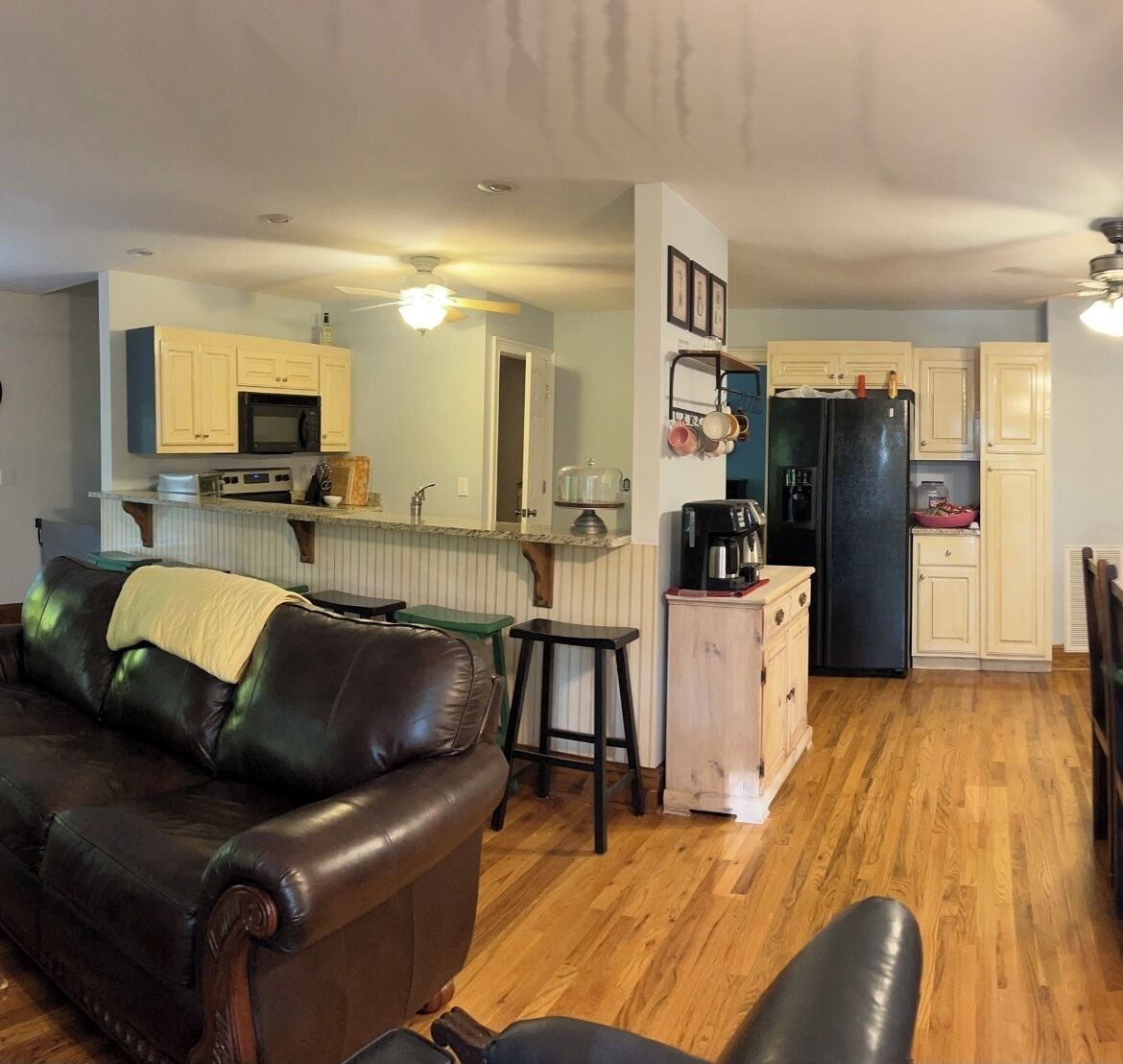 Älytelevisio, takka, DVD-soitin, pöytäjalkapallopöytä