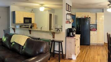 Älytelevisio, takka, DVD-soitin, pöytäjalkapallopöytä