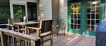 NEW!Lakefront retreat with huge dock, private cove. Perfect for Clemson Football