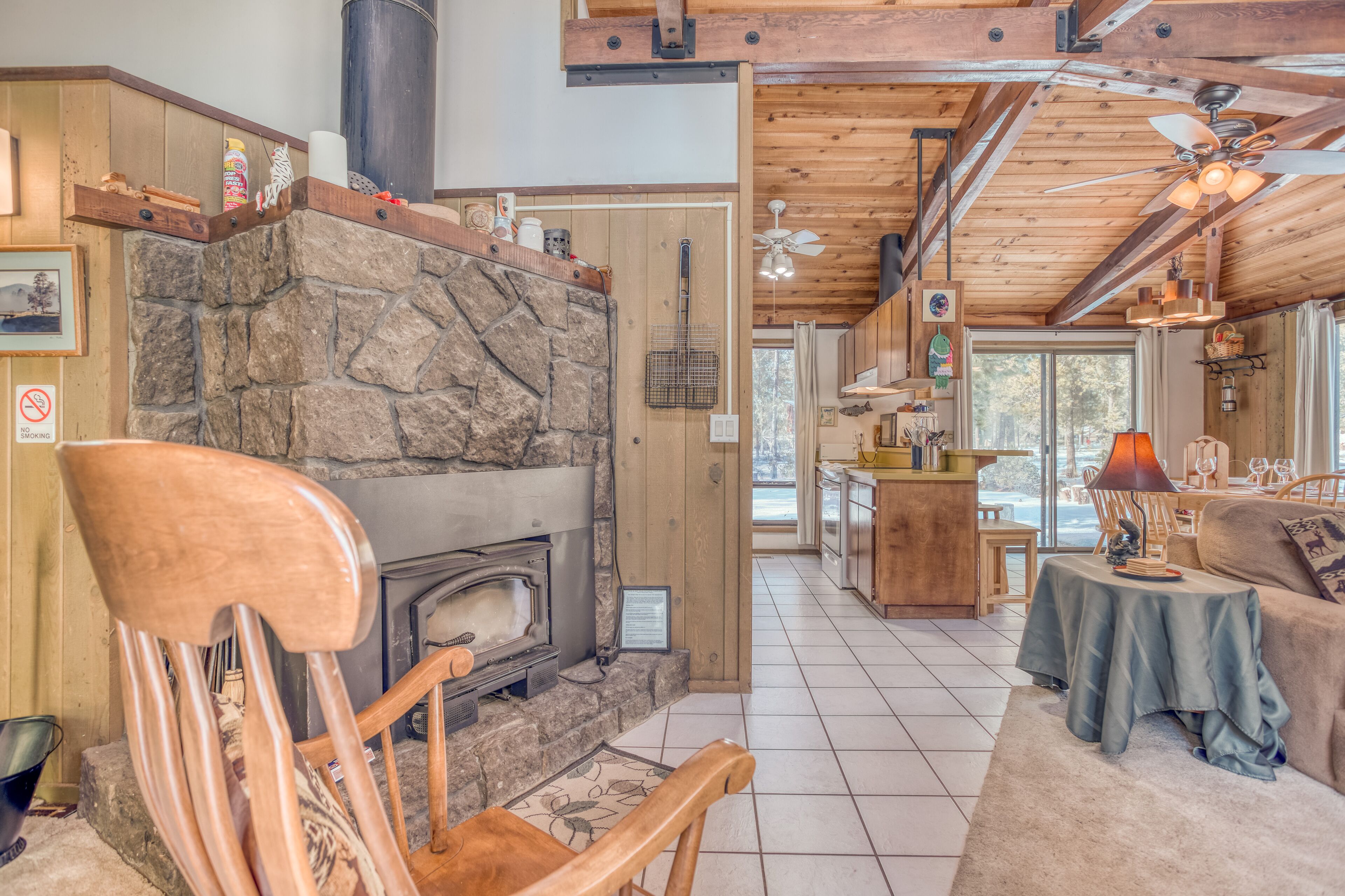 Cozy Sunriver Cabin w/Wood Burning Fireplace, Wifi, and 2 King Beds. Sleeps 4