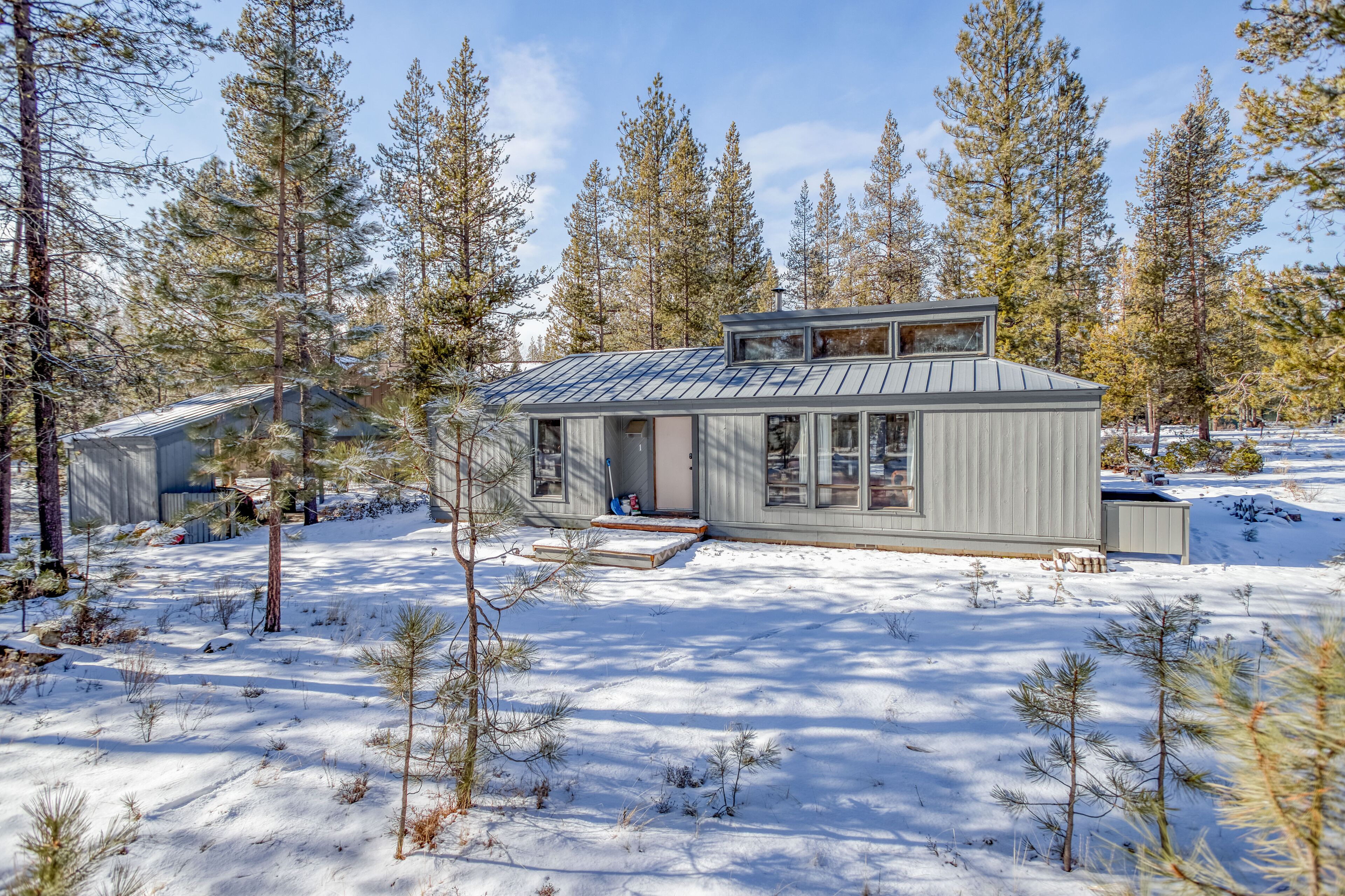 Cozy Sunriver Cabin w/Wood Burning Fireplace, Wifi, and 2 King Beds. Sleeps 4