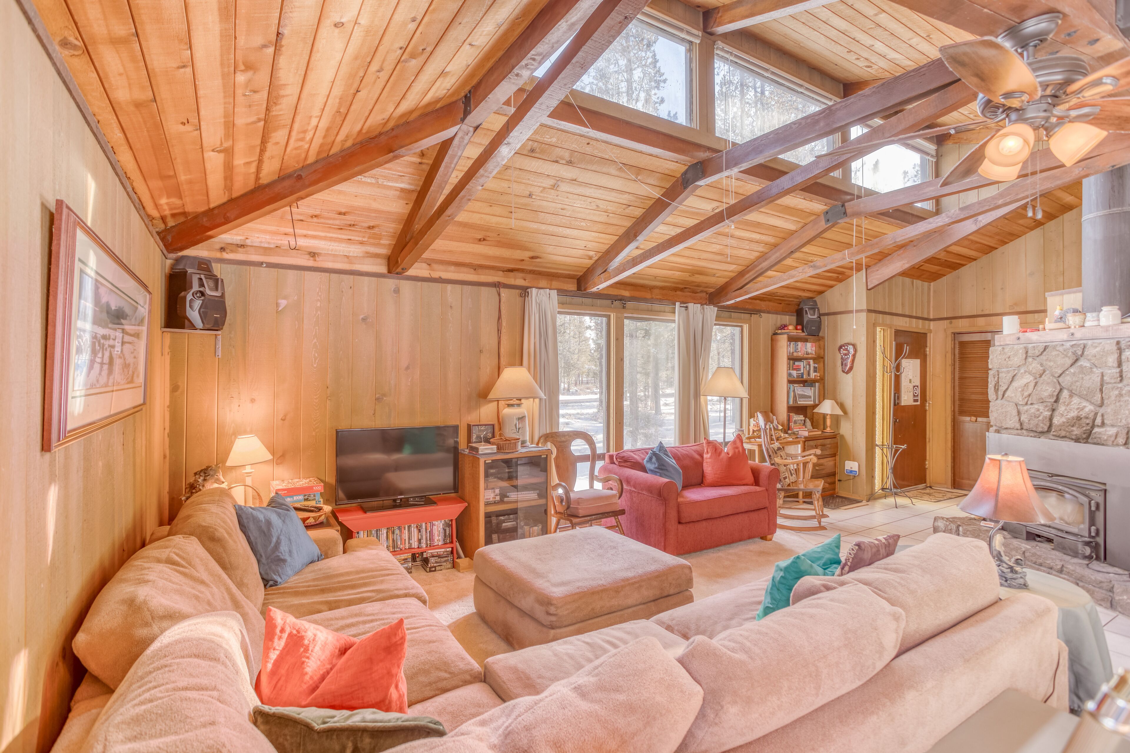 Cozy Sunriver Cabin w/Wood Burning Fireplace, Wifi, and 2 King Beds. Sleeps 4