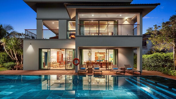 A modern two-story house with a swimming pool, large glass windows, and a balcony. - Best Western Premier Sonasea Villas Phu Quoc (Phu Quoc)