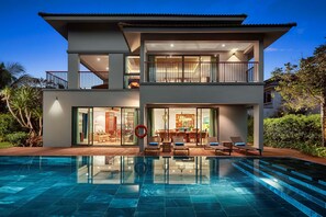 A modern two-story house with a swimming pool, large glass windows, and a balcony. - Best Western Premier Sonasea Villas Phu Quoc (Phu Quoc)
